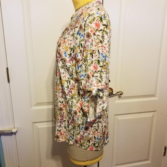 NWOT  Beautiful Floral Pin Pleated Blouse - Picture 3 of 11